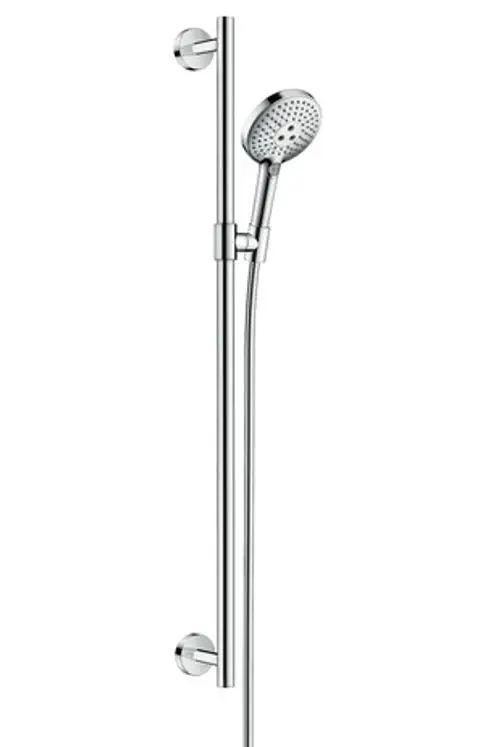 Brauseset von Hansgrohe mit einer chromfarbenen Brausestange und einem Handbrausekopf, der an der Halterung in geeigneter Höhe befestigt ist.